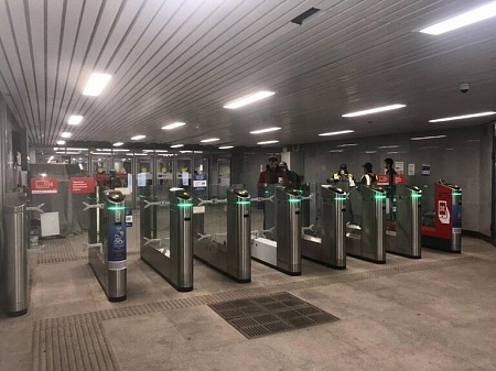 Станция Подольск МЦД-2 Выход на платформу 2, левая сторона, выход к пригородным поездам, стикеры на турникетах