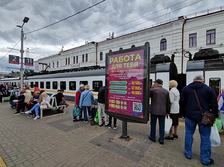 Станция Серпухов, островная платформа, напротив здания вокзала