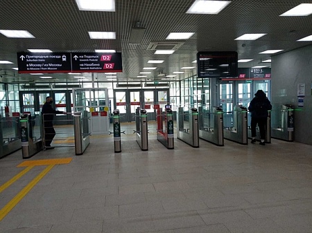 Станция Остафьево МЦД-2 Выход к пригородным поездам, стикеры на турникетах