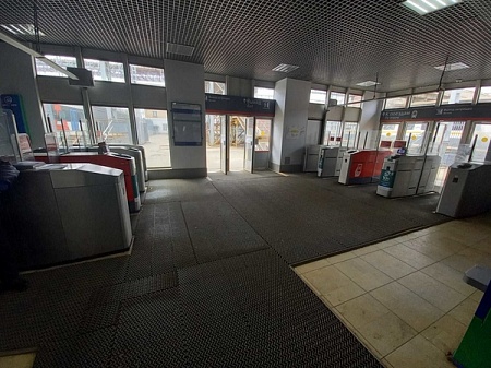 Станция Царицыно МЦД-2 Павильон №1, правая сторона, выход к пригородным поездам, стикеры на турникетах (БК)