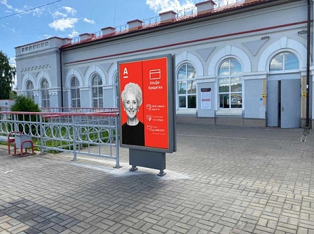 Станция Луховицы, на платформе №1, перед зданием вокзала