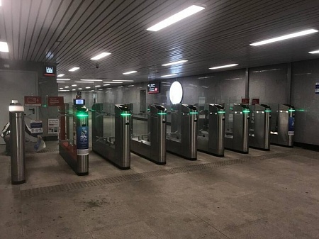 Станция Подольск МЦД-2 Выход на платформу 2, правая сторона, выход к пригородным поездам, стикеры на турникетах